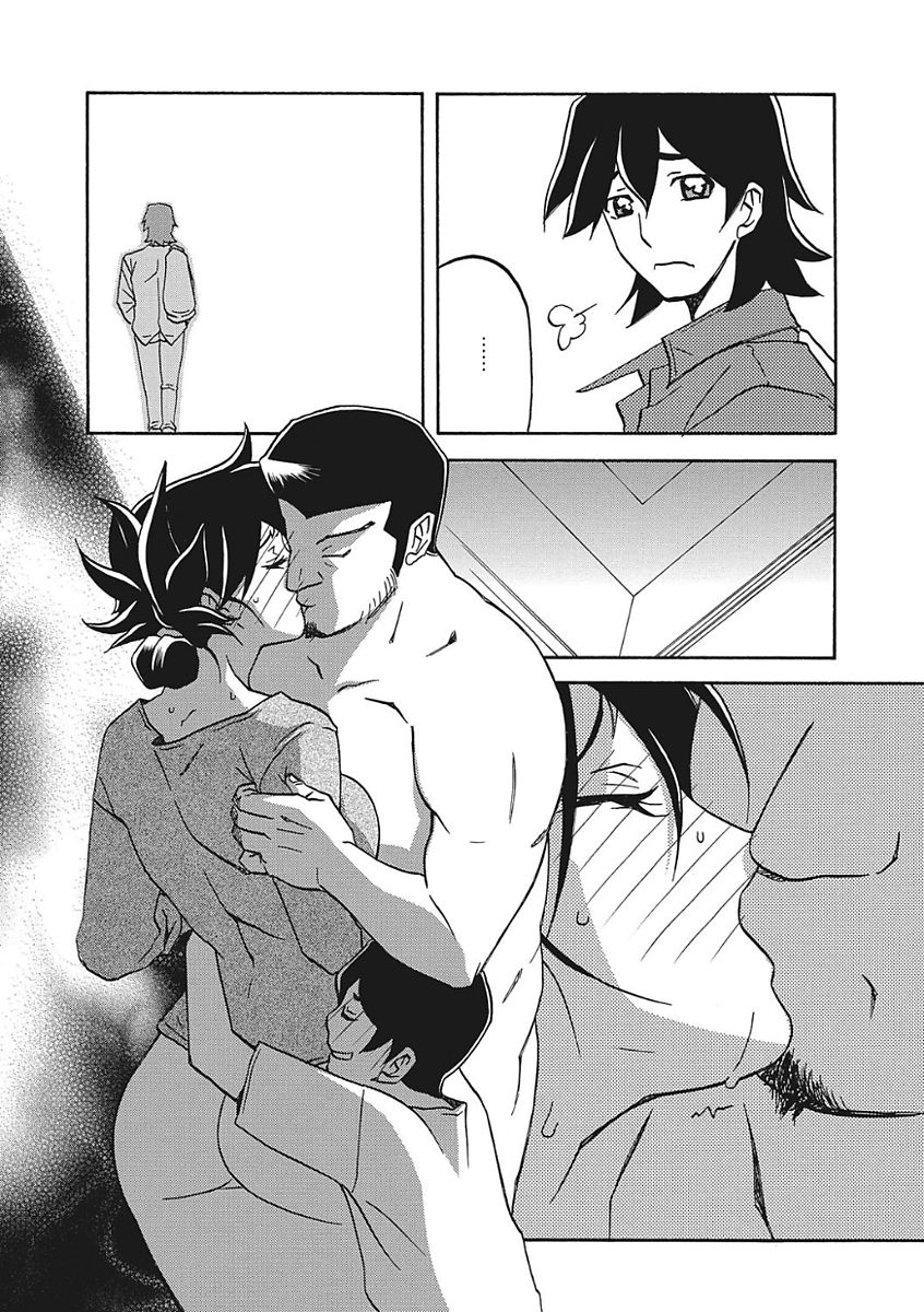 【エロ漫画】【エロ漫画】どこかよそよそしい母と家の雰囲気に居心地の悪さを感じつつ眠りにつく息子、寝静まった息子に寝室に忍び込む男とショタと巨乳の人妻…寝息を立てる息子の横で陵辱される人妻、うしろから熟女まんこに生ハメされて、罪悪感と背徳感がないまぜになった人妻に中出しセックス！【山文京伝：月下香の檻】